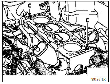 Décoller la culasse en écartant la partie inférieure du carter inférieur d’arbre à cames ; ceci sans faire pivoter la culasse car elle est centrée par deux douilles