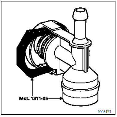 Mettre en place le manomètre 0 ; 10 bars ainsi que le tuyau souple Mot. 1311-01.