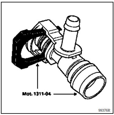 Mettre en place le manomètre 0 : 10 bars ainsi que le tuyau souple Mot. 1311-01.