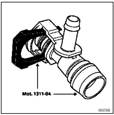 Branche le té de dérivation mot. 1311-04 Sur la rampe, puis rebrancher la canalisation d’arrivée en carburant sur le té