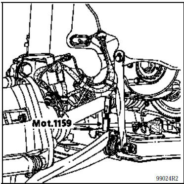 Monter la patte Mot. 1159 à la place de la fixation du tube d’eau sur le carter-cylindres.