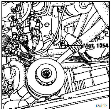 Piger le moteur avec l’outil mot. 1054