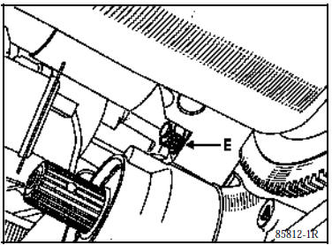 Désaccoupler la boîte du moteur en ayant retirer l’écrou (e) et le goujon de fixation moteur-boîte